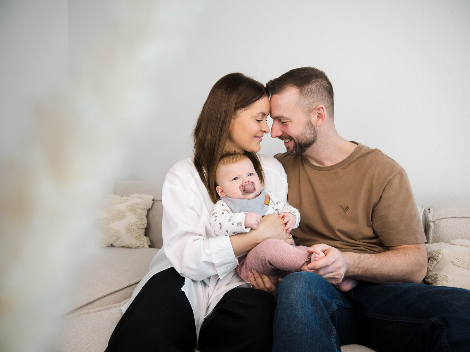 Frau und Mann mit Baby mit Löwenkind Halstuch