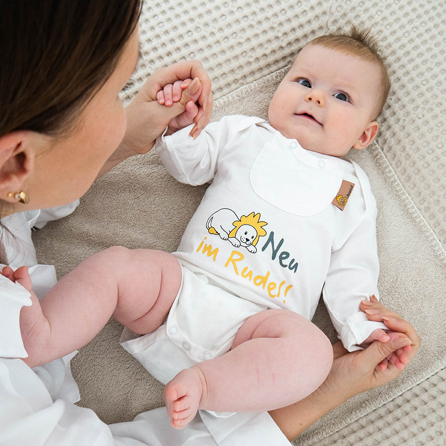 Baby mit Löwenkind-Body bedruckt Neu im Rudel"