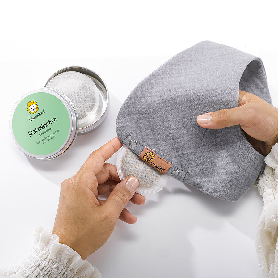Kräuterpads in Halstuch legen