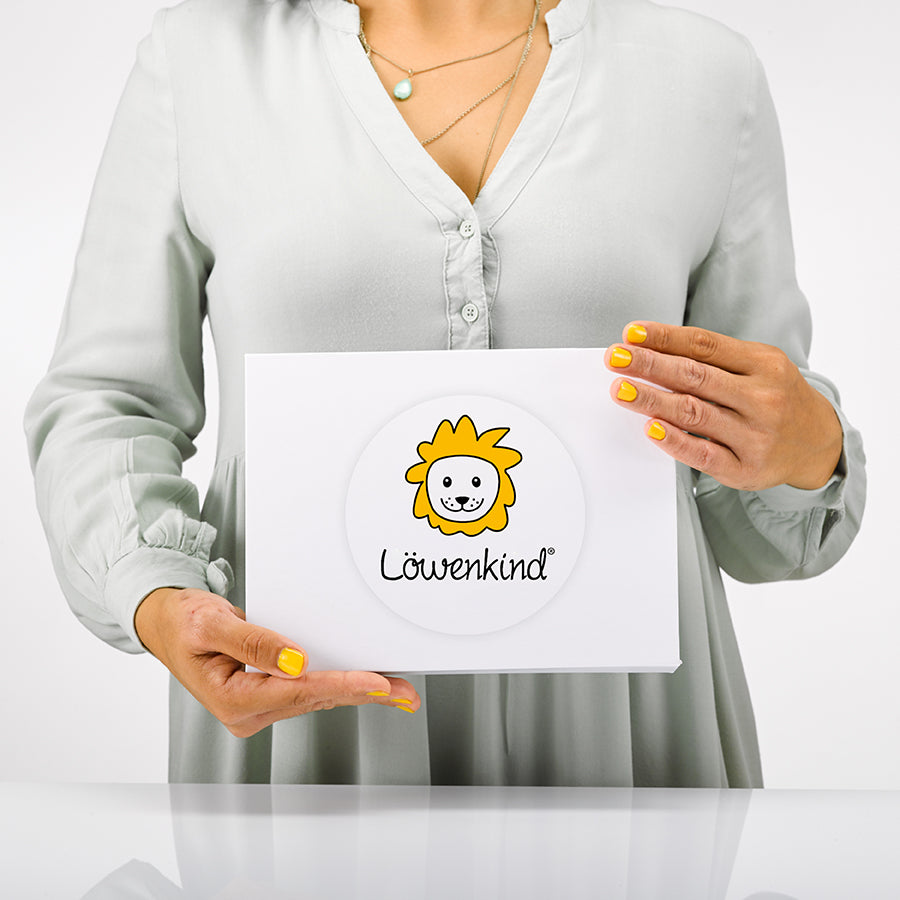 Geschenkverpackung wird in der Hand gehallten
