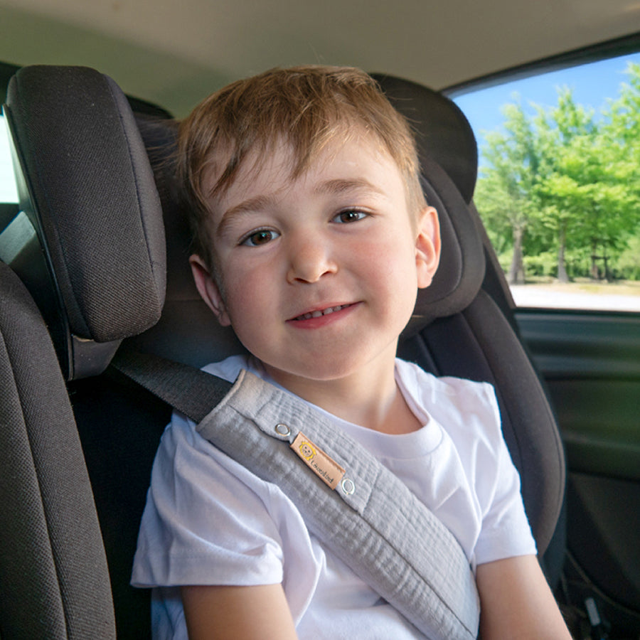 Kind mit Gurtschoner im Auto
