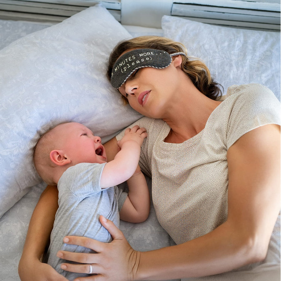 Mutter mit unruhigem Baby im Bett