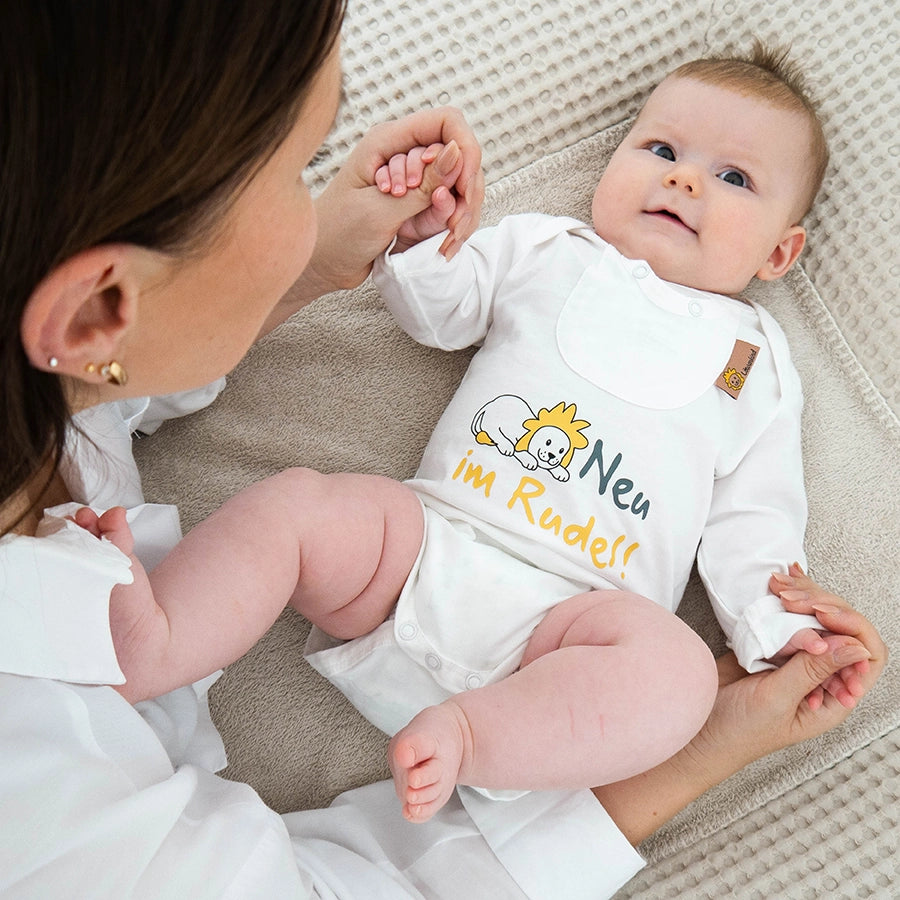 Baby mit bedrucktem Body und Kräuterpad-Tasche