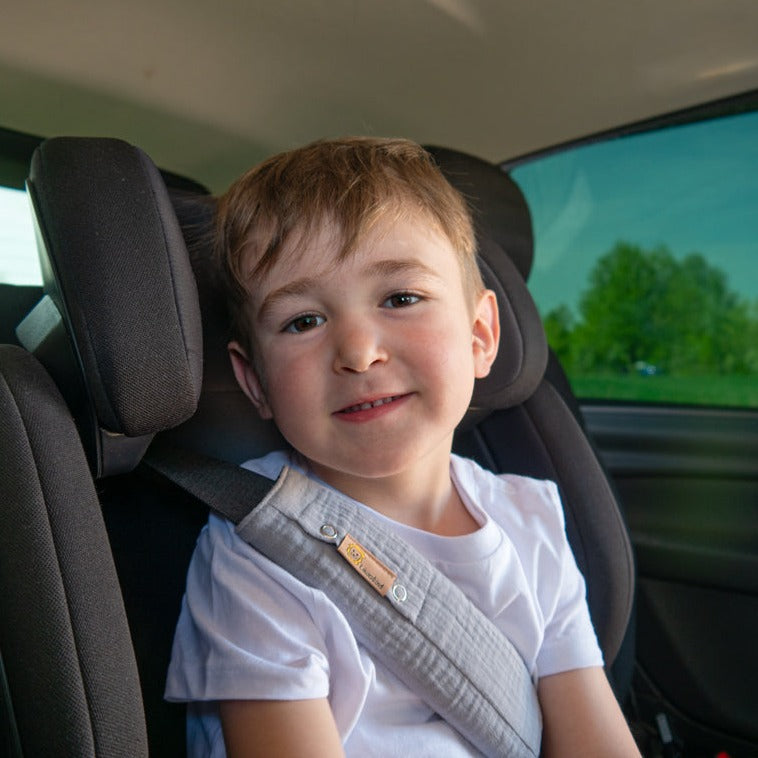 gurtschoner im auto mit junge