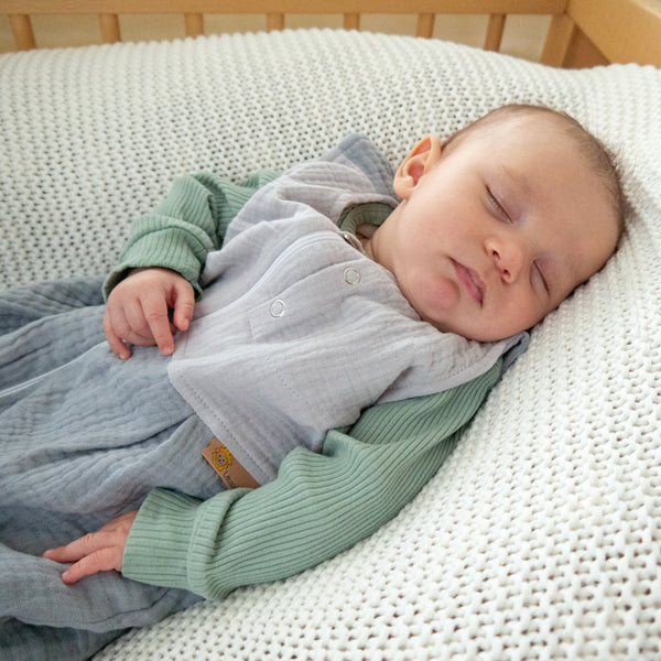 Baby schlaeft friedlich im Loewenkind Schlafsack