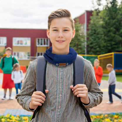 Junge mit Loop-Schal