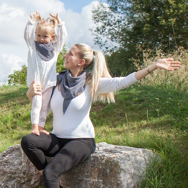 Mutter und Tochter mit Löwenkind Halstüchern in grau